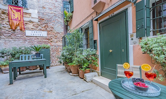 Lo Squero apartment Venetian courtyard